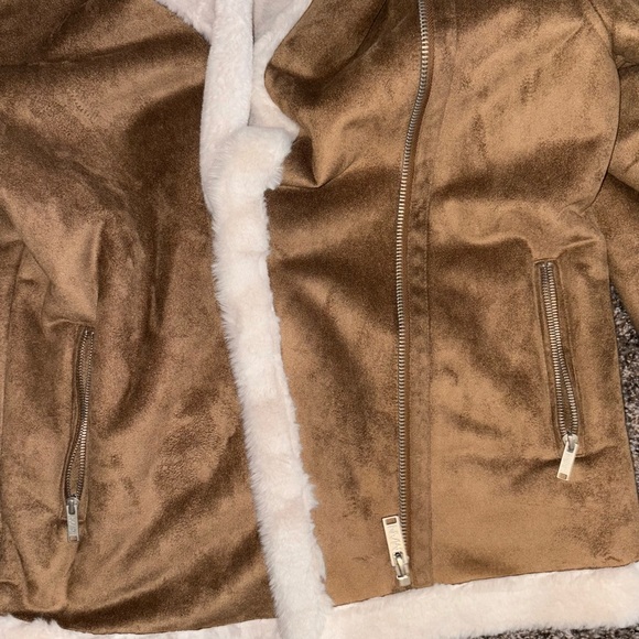 Stylish Tan Faux Shearling Jacket - Picture 3 of 4
